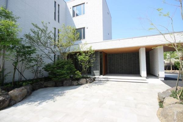 ��ʌ��t�����s��}�̃}���V�����̃G���g�����X