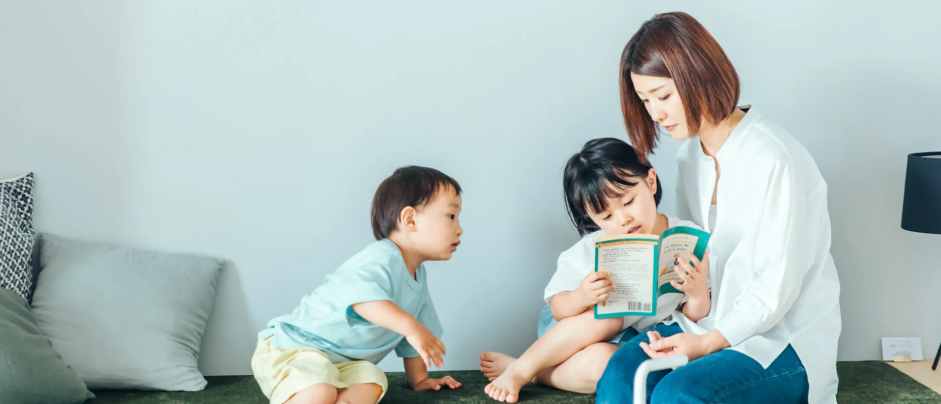 �J�[�y�b�g��~�������ɍ����ĊG�{��ǂޕ�Ɠ�l�̎q��